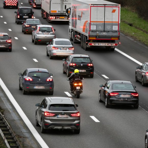 drukke snelweg vol auto's