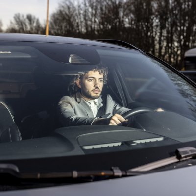 man geconcentreerd aan het stuur