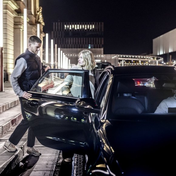 Koppel dat instapt in een taxi