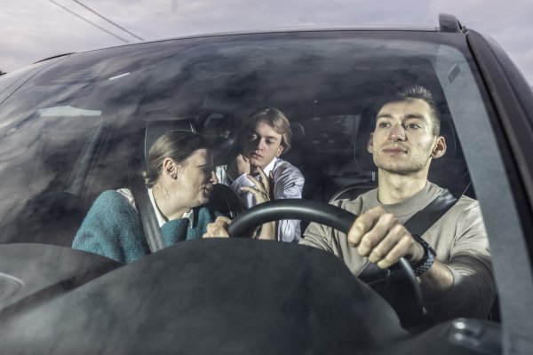 4 volwassenen in auto